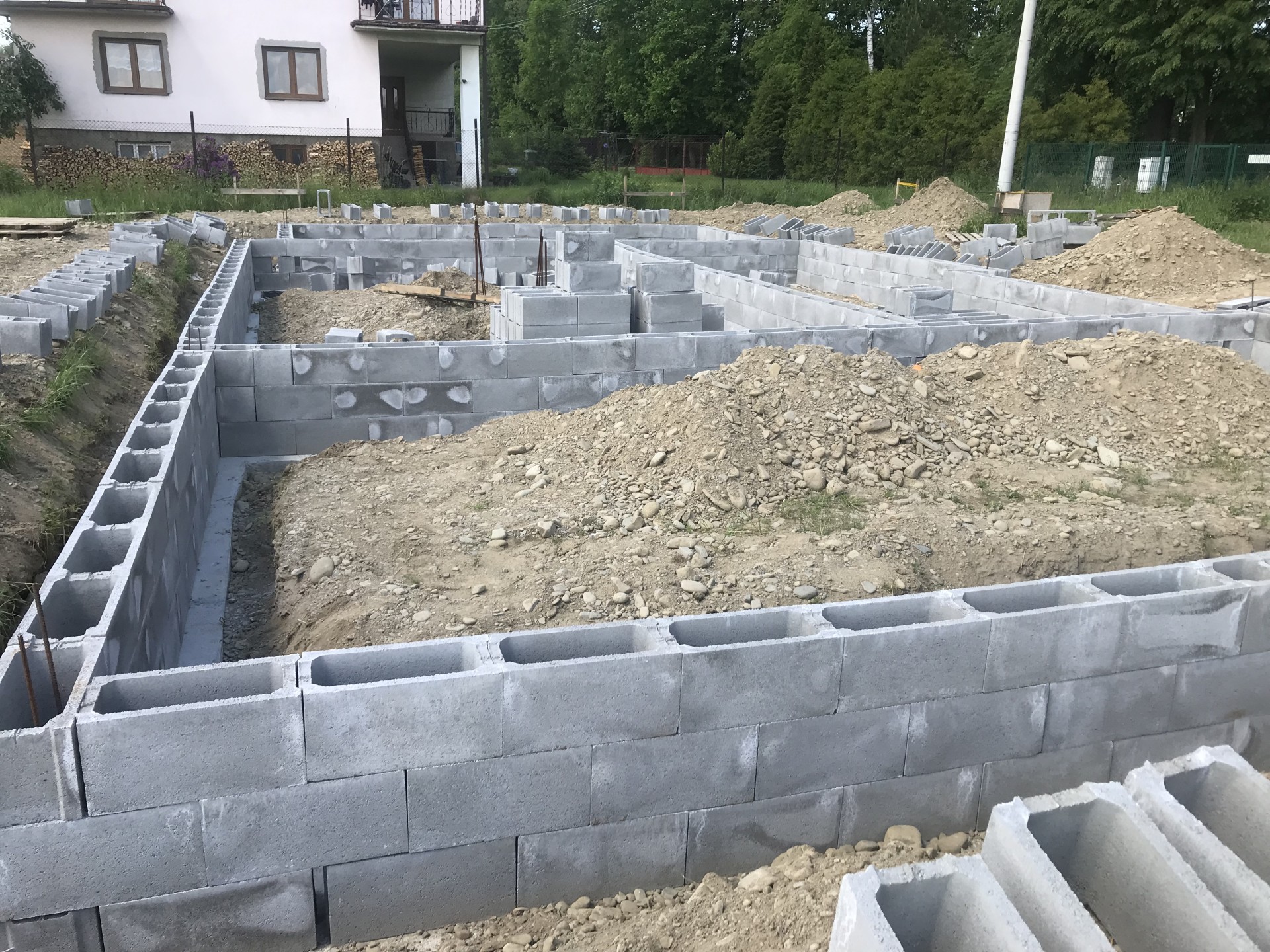 Zasypywanie fundamentów