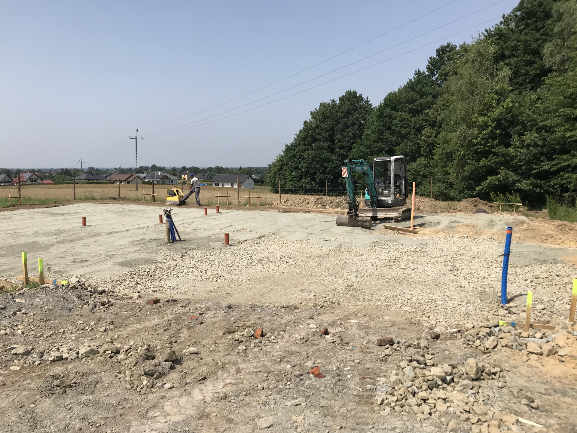 Wykopy pod przyłącza mediów (woda, gaz, prąd)